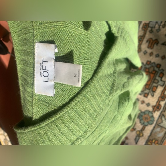 Green sweater - Picture 1 of 3